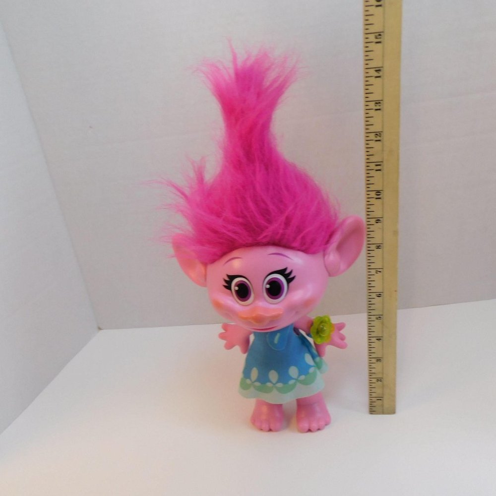 Hasbro Dreamworks Trolls Talking Light-Up Princess Poppy - Picture 2 of 8